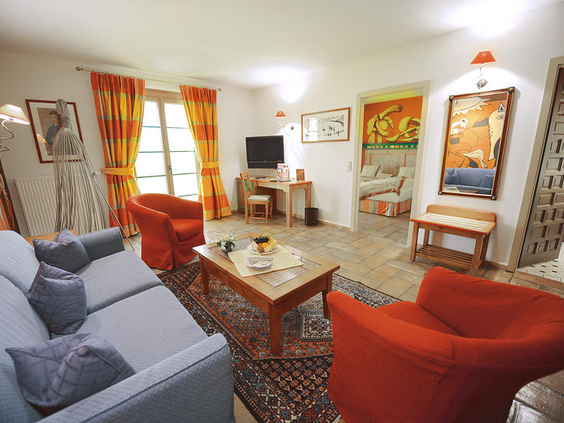 De luxe en ruime woonkamer van een suite in Hotel El Andaluz, ingericht in Spaanse stijl met comfortabele meubels.
