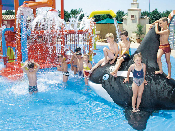 Kinderen spelen vrolijk in het kinderbad met een waterspeeltuin en een grote speel-orka bij Hotel El Andaluz in Europa-Park.