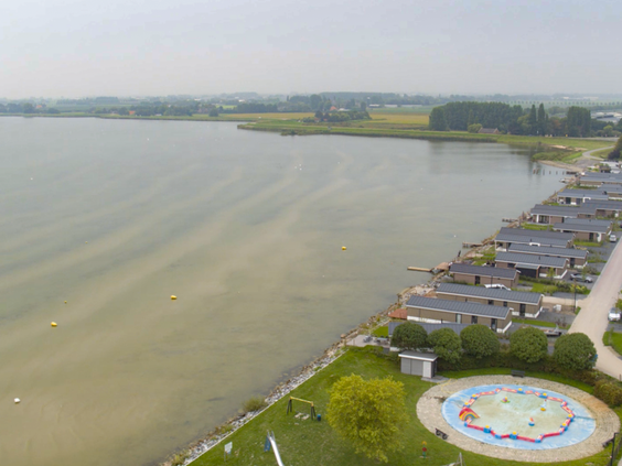 Luchtfoto van vakantiepark EuroParcs Markermeer, direct gelegen aan het water van het Markermeer in Noord-Holland, met uitzicht op de vakantiehuizen en de natuurlijke omgeving.