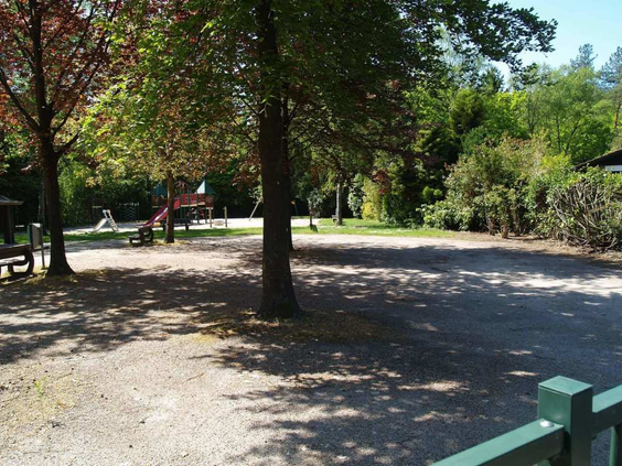Een schaduwrijk pad op het vakantiepark, ideaal voor een wandeling op een warme dag op de Utrechtse Heuvelrug.
