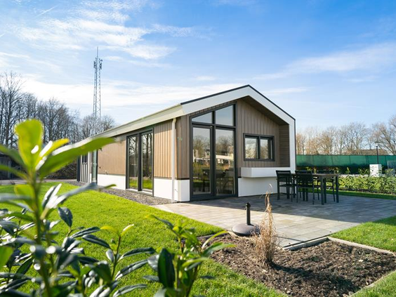 Een vrijstaande, moderne vakantiewoning op EuroParcs Resort Limburg, omgeven door een groene tuin en met een eigen terras