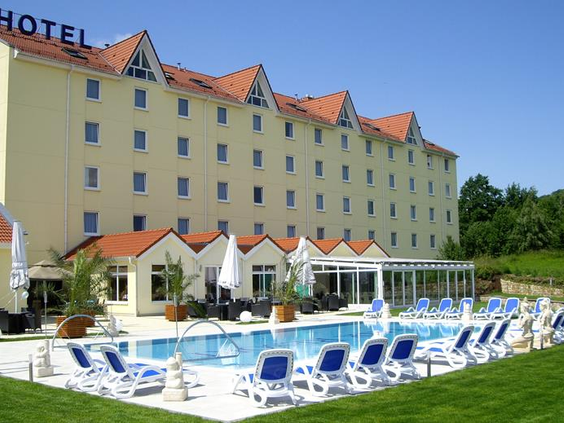 Het kindvriendelijke FAIR Resort hotel in Thüringen met een groot buitenzwembad en ligbedden voor het hele gezin.