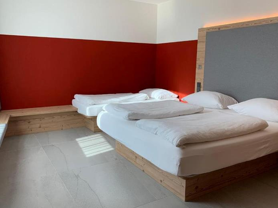 Een moderne familiekamer in het FAIR Resort met een tweepersoonsbed en een apart kinderbed, ideaal voor gezinnen.