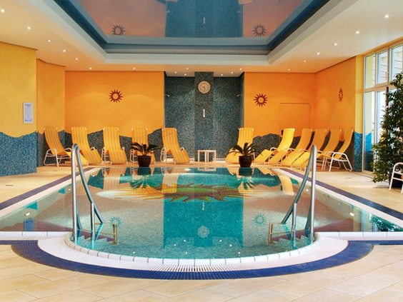 Het luxe binnen-wellnessbad van het FAIR Resort, waar gezinnen kunnen ontspannen en genieten van het warme water.