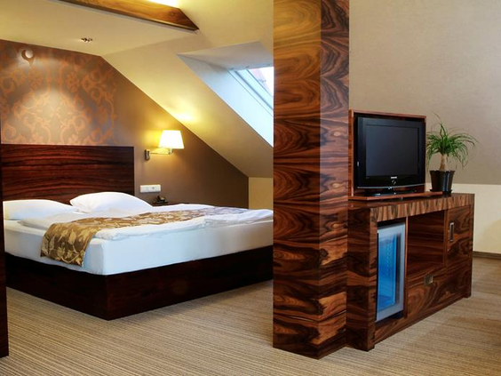 Een sfeervolle en moderne hotelkamer in het FAIR Resort, ingericht voor een comfortabel verblijf met de familie.