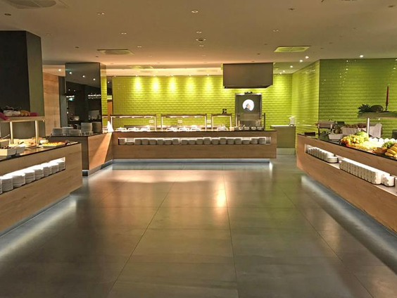 Het uitgebreide en verse buffet in het restaurant van het FAIR Resort, met een ruime keuze voor ontbijt en diner.