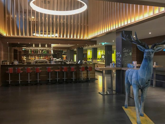 De moderne bar en lounge van het FAIR Resort, met een uniek blauw hert als eyecatcher voor het hele gezin.
