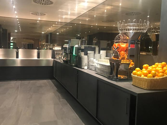 Het drankenbuffet bij het ontbijt in het FAIR Resort, met een pers voor verse jus d'orange en andere drankjes.