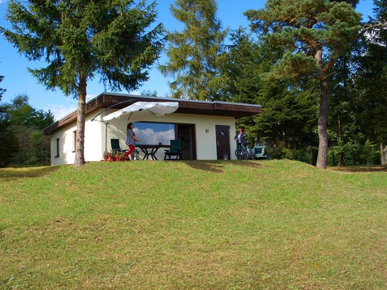 Een vrijstaande bungalow van Feriendorf Felsenhof, gelegen op een groene heuvel met veel ruimte eromheen in de Eifel