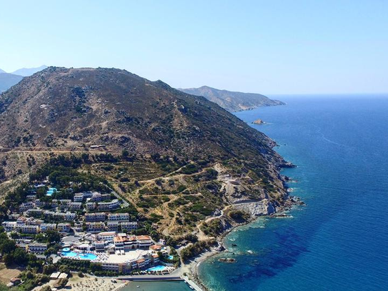 Luchtfoto van Fodele Beach & Water Park Holiday Resort, prachtig gelegen in een heuvelachtige baai direct aan zee op Kreta.