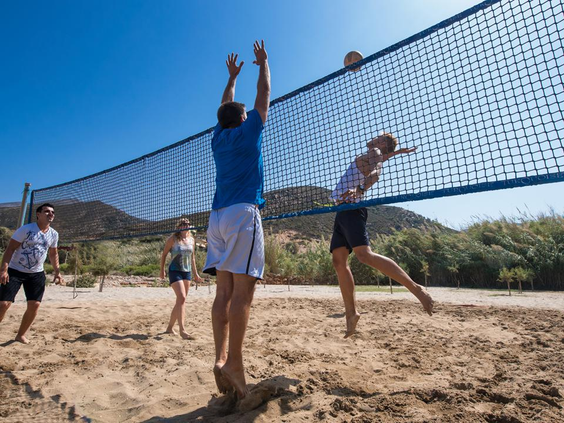 Gasten die een potje beachvolleybal spelen op het zandstrand van Fodele Beach Resort op Kreta.