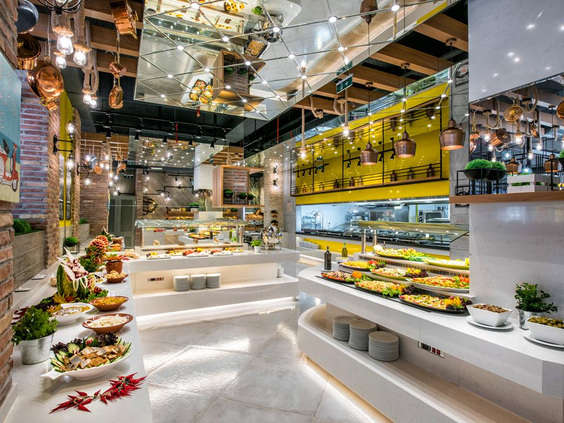 Het uitgebreide en modern ingerichte buffetrestaurant van Fodele Beach Resort op Kreta, met diverse koude en warme gerechten.