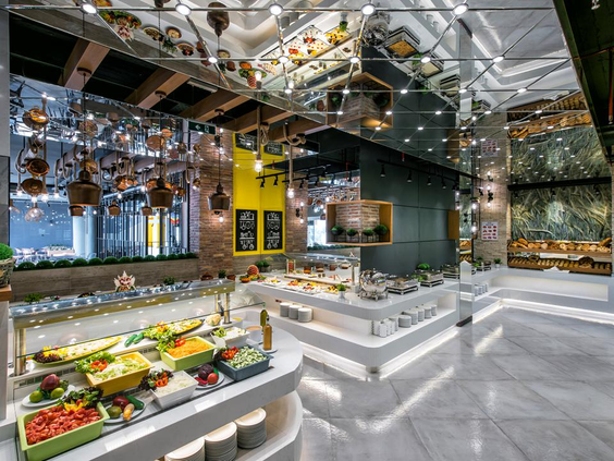 De frisse saladebar en het koude voorgerechtenbuffet in het restaurant van Fodele Beach Resort op Kreta.