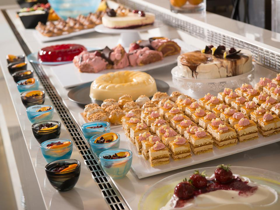 Het verleidelijke dessertbuffet van Fodele Beach Resort, gevuld met taartjes, gebakjes, mousses en andere zoetigheden.