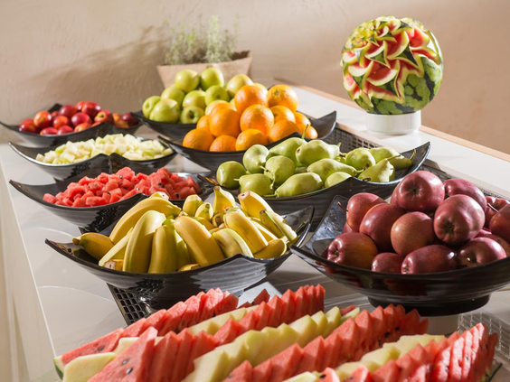 Het buffet met vers fruit bij Fodele Beach Resort, inclusief watermeloen, appels, peren en ander seizoensfruit.