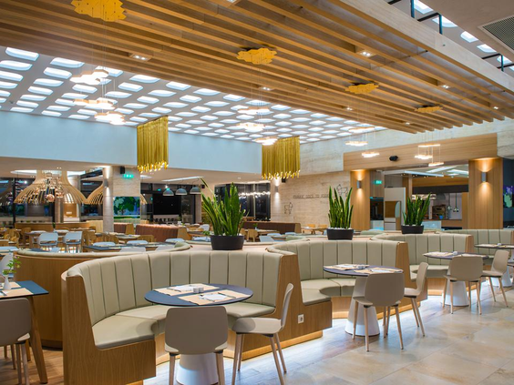Het moderne en ruime interieur van het buffetrestaurant bij Fodele Beach Resort op Kreta, met comfortabele zitjes.