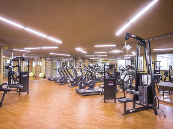 De moderne fitnessruimte van Fodele Beach Resort op Kreta, uitgerust met diverse cardio- en krachttoestellen.