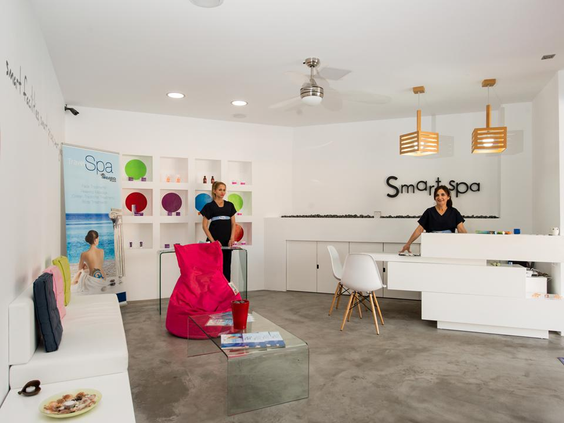 De lichte en moderne receptie van de 'Smart Spa' in het Fodele Beach Resort op Kreta.