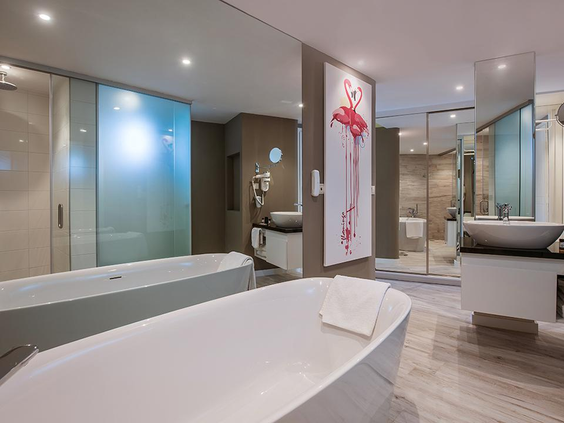 De luxe en design badkamer van een kamer in Fodele Beach Resort, met een modern vrijstaand bad.