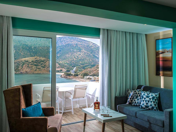 Het balkon van een hotelkamer in Fodele Beach Resort met een adembenemend uitzicht over de baai en de zee.