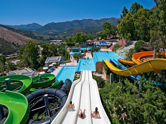 Overzicht van het spectaculaire waterpark bij Fodele Beach Resort op Kreta, met diverse snelle waterglijbanen.