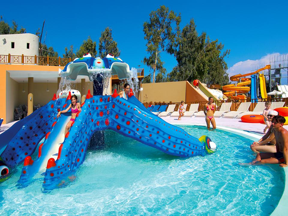 De vrolijke waterspeeltuin in het kinderbad van Fodele Beach Resort, met een leuke octopus-glijbaan voor de allerkleinsten