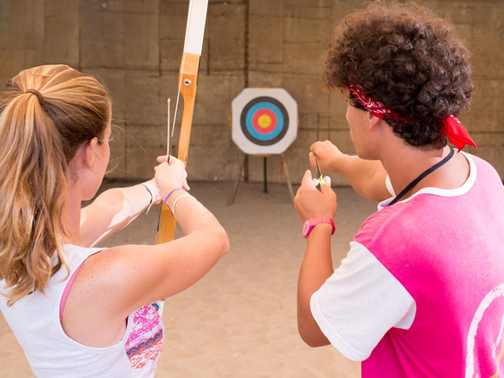 Tieners die leren boogschieten onder begeleiding van het animatieteam bij Fodele Beach Resort op Kreta.