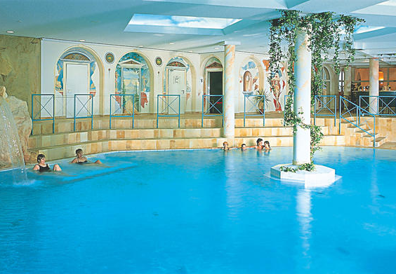Het in Romeinse stijl gebouwde binnenzwembad van het Dorint Sporthotel in Garmisch-Partenkirchen, met pilaren en bogen.