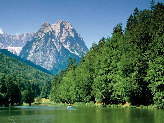 Een prachtig bergmeer omgeven door bossen met uitzicht op de indrukwekkende Karwendel-Alpen in de buurt van Garmisch-Partenkirchen, Beieren.