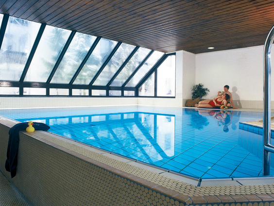 Het lichte binnenzwembad van Göbels Seehotel Diemelsee, waar kinderen heerlijk kunnen zwemmen en spelen.