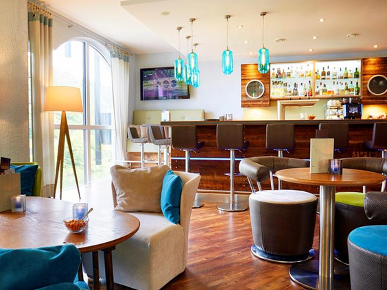De sfeervolle en moderne bar en lounge van het Göbels Seehotel, een fijne plek voor een drankje.