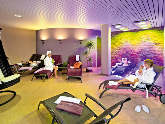 De kleurrijke en rustgevende relaxruimte in de wellness van Göbels Seehotel waar gasten kunnen ontspannen.