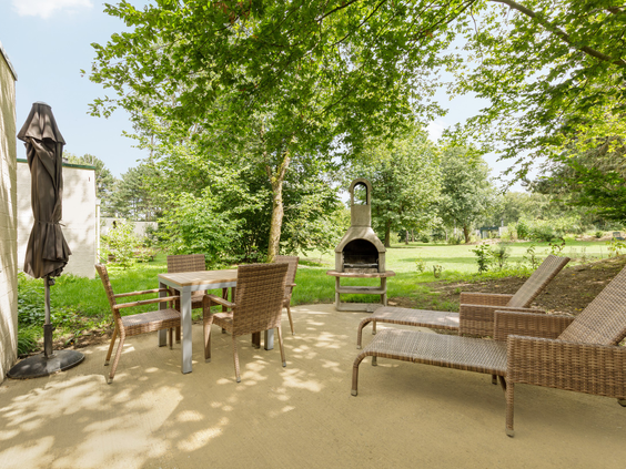 Terras vakantiewoning Het Heijderbos loungehoek tuinmeubels comfort accommodatie vakantiepark Limburg buitenleven