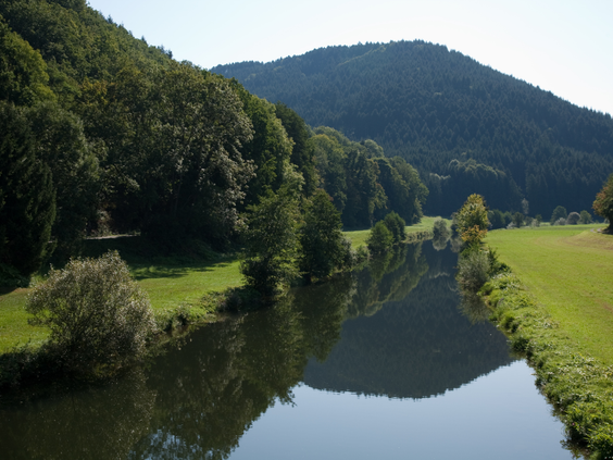 Prachtig rivierlandschap met groene heuvels en bossen rondom de Hilserhof in Baden-Württemberg, ideaal voor natuuruitstapjes met het gezin.