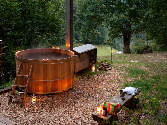 Gezellige, verlichte hottub in de buitenlucht bij Hilserhof, omringd door natuur, perfect voor ontspanning van het hele gezin.