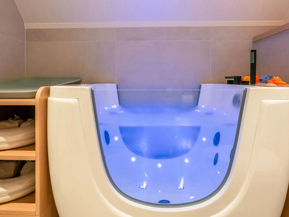 De speciale baby-jacuzzi met rustgevende verlichting in de Newborn boerderij van Hof van Saksen, voor een unieke wellness-ervaring voor de allerkleinsten.