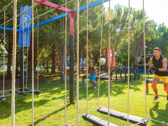 Een uitdagend klimparcours en hindernisbaan in het groene Adventure Park van Hotel Ali Bey Club.