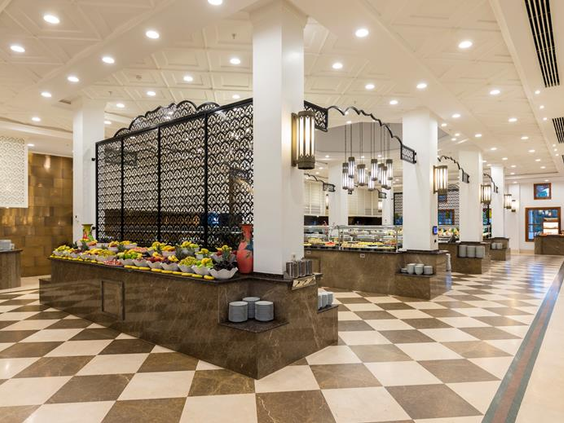 Het luxe en uitgebreide buffetrestaurant van Hotel Ali Bey Club met een ruime keuze aan verse gerechten.