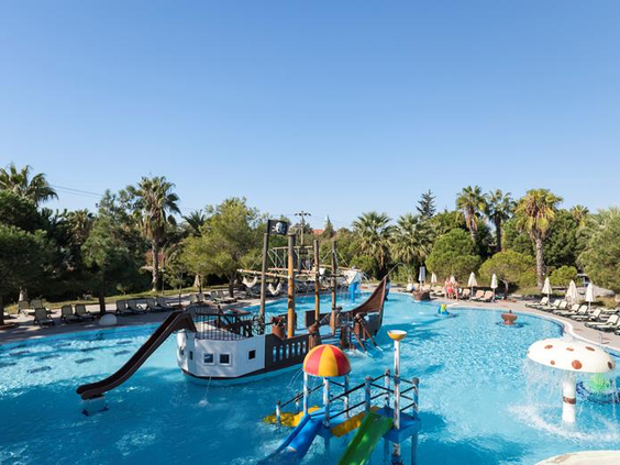 Het kinderbad van Hotel Ali Bey Club in Side met een groot piratenschip, kinderglijbanen en een paddenstoel-fontein.