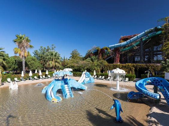 Het veilige peuterbad en de waterspeeltuin bij Ali Bey Club met ondiep water en kleine, vrolijke glijbaantjes in de vorm van zeedieren.