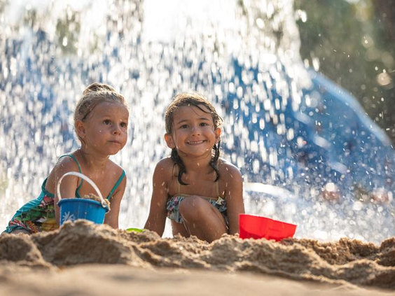 Kinderen spelen bij waterval zwembad Ali Bey Club Side - familie waterplezier vakantie Turkije