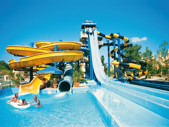 Spectaculaire gele waterglijbanen Aqualand waterpark Corfu - familievakantie Griekenland met tieners