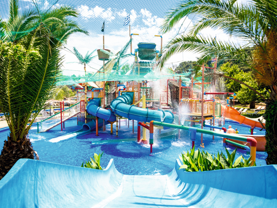 Groot waterspeelparadijs voor kinderen met glijbanen en een grote waterton in het waterpark van Hotel Aqualand Resort, Corfu.