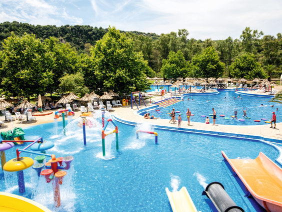 Kinderbad met kleurrijke sproeiers en kleine glijbanen in het Aqualand waterpark, ideaal voor peuters en jonge kinderen.