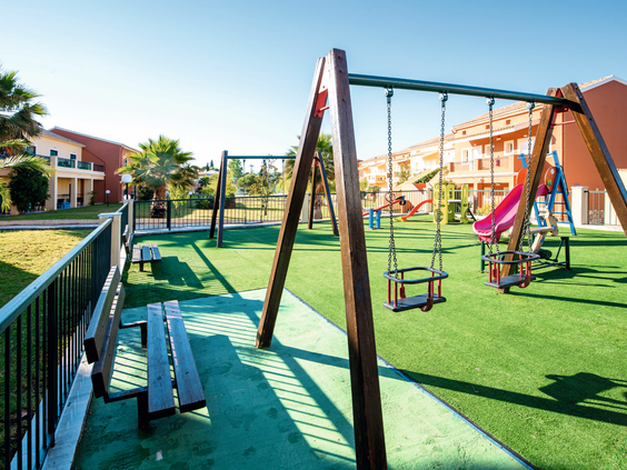 Moderne speeltuin Hotel Aqualand Resort Corfu met schommels en klimtoestellen - kindvriendelijke faciliteiten