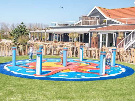 Kinderen spelen op de interactieve waterspeelplaats met een grote octopus op de vloer bij Strandpark De Zeeuwse Kust.
