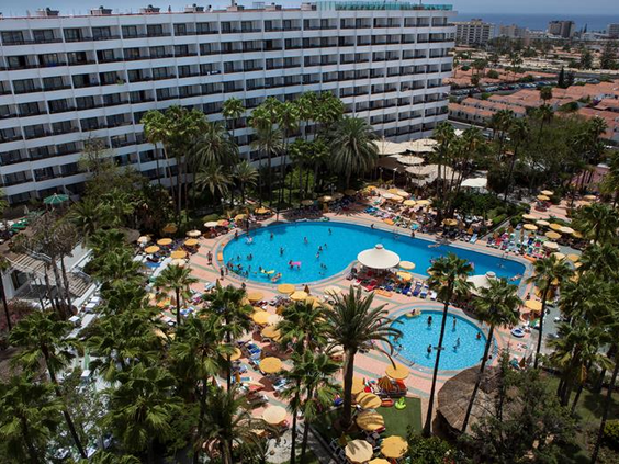 Overzichtsfoto van de zwembaden en het zonneterras vol gasten bij Hotel Eugenia Victoria op Gran Canaria.