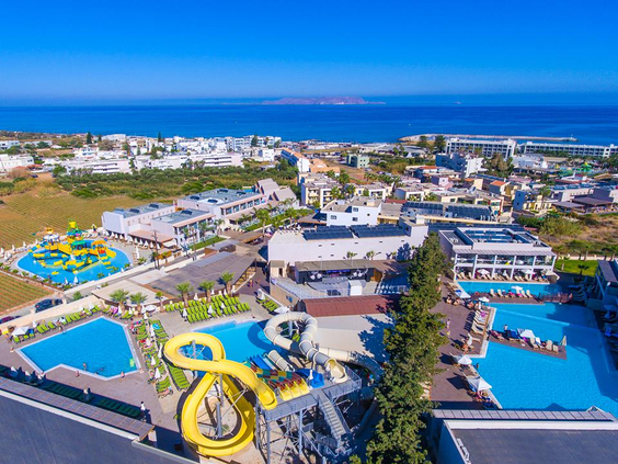 Luchtfoto van Hotel Gouves Waterpark Holiday Resort op Kreta, met een overzicht van de zwembaden, waterglijbanen en de nabijheid van de zee.