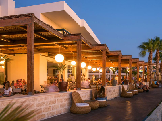 Sfeervol verlicht restaurant tijdens avond bij Gouves Waterpark Holiday Resort Kreta