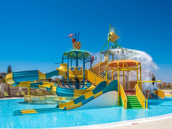 Kinderbad met een groot speeltoestel waar een enorme emmer water uitstort, wat zorgt voor een grote plons en veel kinderpret.